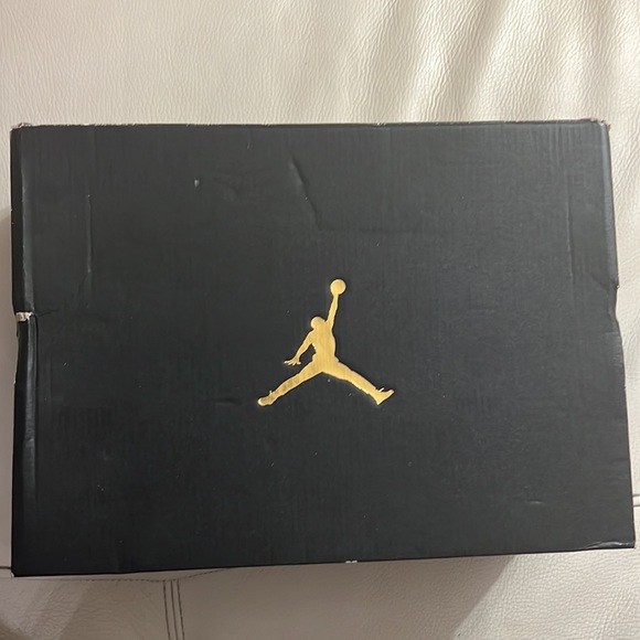 Nicely kept Air Jordan 13 Retro Sneakers M7/W9. Ready for school. - Picture 11 of 11